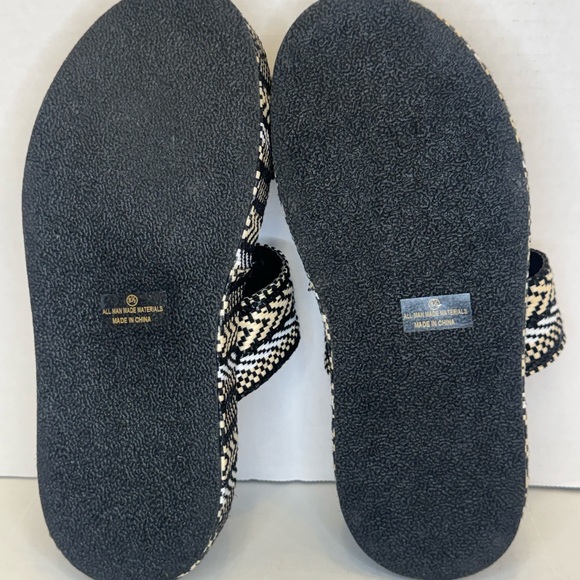 Liliana Black and Cream Patterned Woven Platform 2 band Slides - Picture 4 of 5